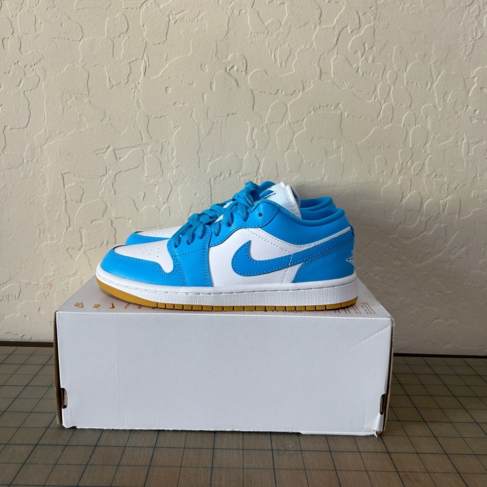 Jordan 1 Low ‘White Gum Light Brown Dark Powder Blue’ Womens